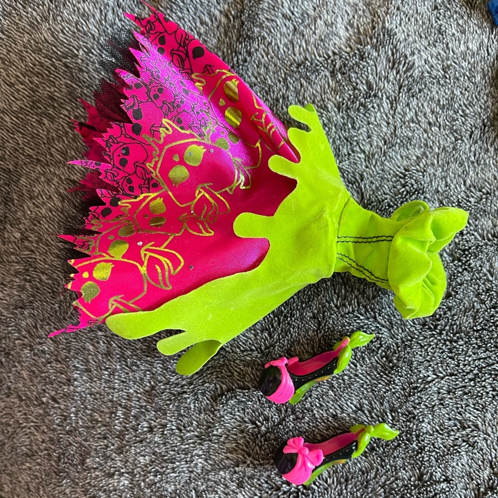 Draculaura snow bite